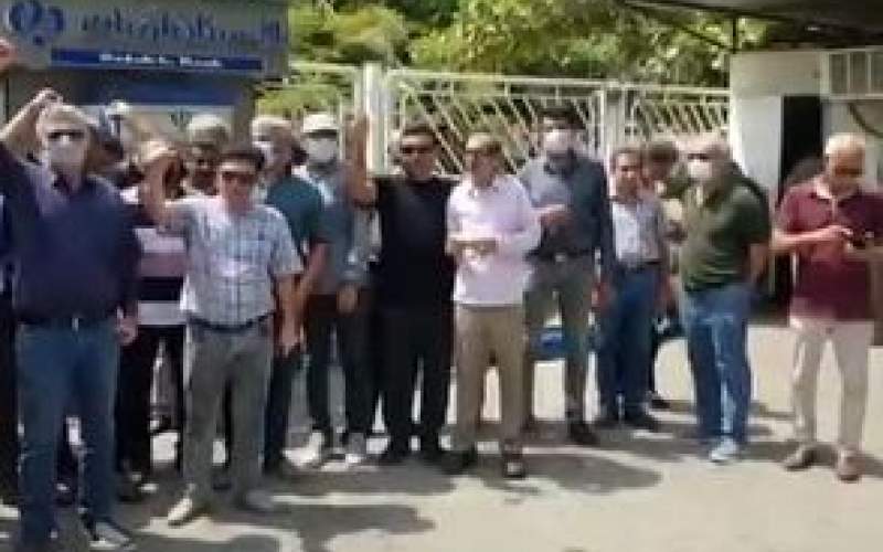 شعار تند بازنشستگان علیه مصوبه جنجالی دولت شعار تند بازنشستگان علیه مصوبه جنجالی دولت