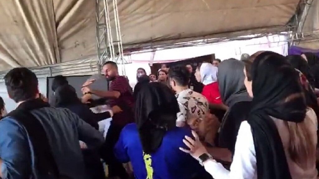 شهربانو منصوریان درباره درگیری پدر یکی از ووشوکاران؛ ۳ نفری زدیمش / به زور وارد چادر دختران شد با لگد پرتش کردم بیرون شهربانو منصوریان درباره درگیری پدر یکی از ووشوکاران؛ ۳ نفری زدیمش / به زور وارد چادر دختران شد با لگد پرتش کردم بیرون