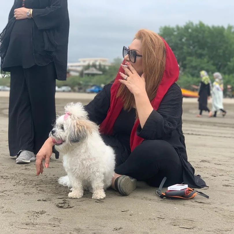 سیگار کشیدن نسرین مقانلو کنار ساحل نمک آبرود! + عکس سیگار کشیدن نسرین مقانلو کنار ساحل نمک آبرود! + عکس