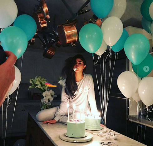 جشن تولد عجیب خانم بازیگر در آشپزخانه + عکس جشن تولد عجیب خانم بازیگر در آشپزخانه + عکس