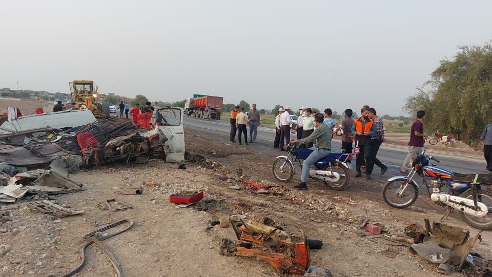 تصادف مینیبوس و کامیون در جاده شوشتر / ۱۶ نفر کشته شدند / هویت یکی از فوتیها معلوم نیست / ۸ تن در بیمارستان بستری شدند تصادف مینیبوس و کامیون در جاده شوشتر / ۱۶ نفر کشته شدند / هویت یکی از فوتیها معلوم نیست / ۸ تن در بیمارستان بستری شدند