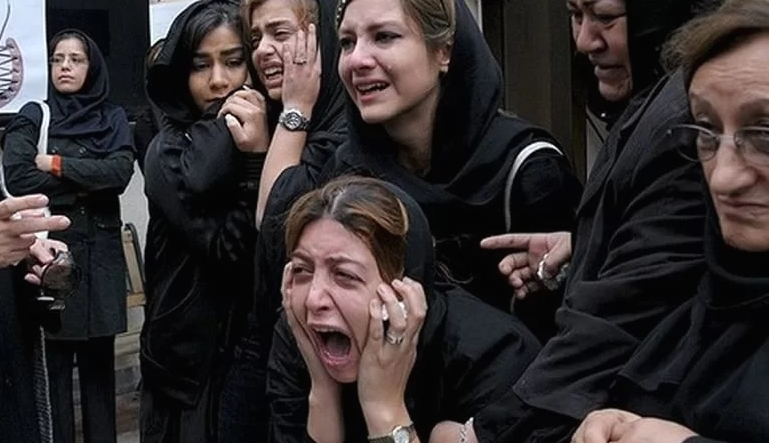 گریه و زاری فریبا نادری در مراسم ختم همسرش/عکس