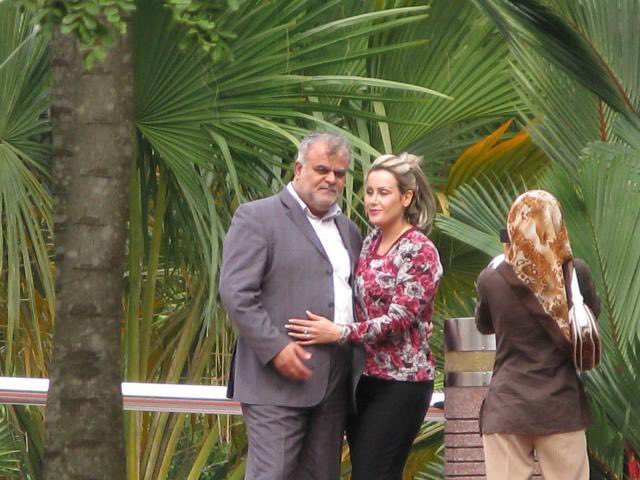 زن بی حجاب در آغوش رستم قاسمی در مالزی/عکس زن بی حجاب در آغوش رستم قاسمی در مالزی/عکس