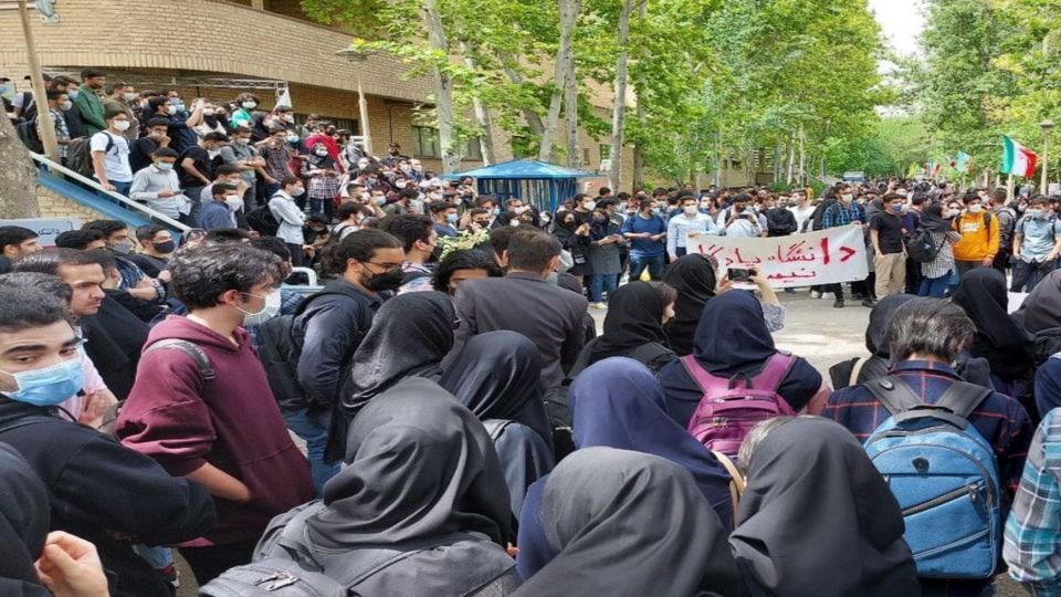 ۱۵۰ نفر از دانشجویان دانشگاه الزهرا شبانه تعلیق شدند ۱۵۰ نفر از دانشجویان دانشگاه الزهرا شبانه تعلیق شدند