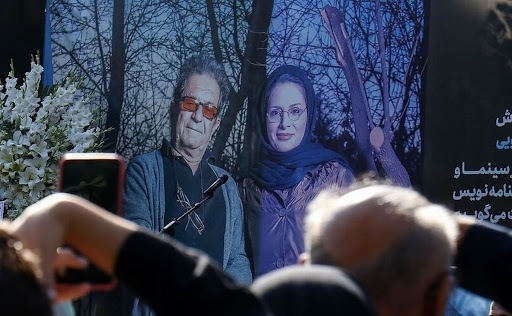 صحبت‌ها و استایل متفاوت دختر مهرجویی در تشییع پدرش