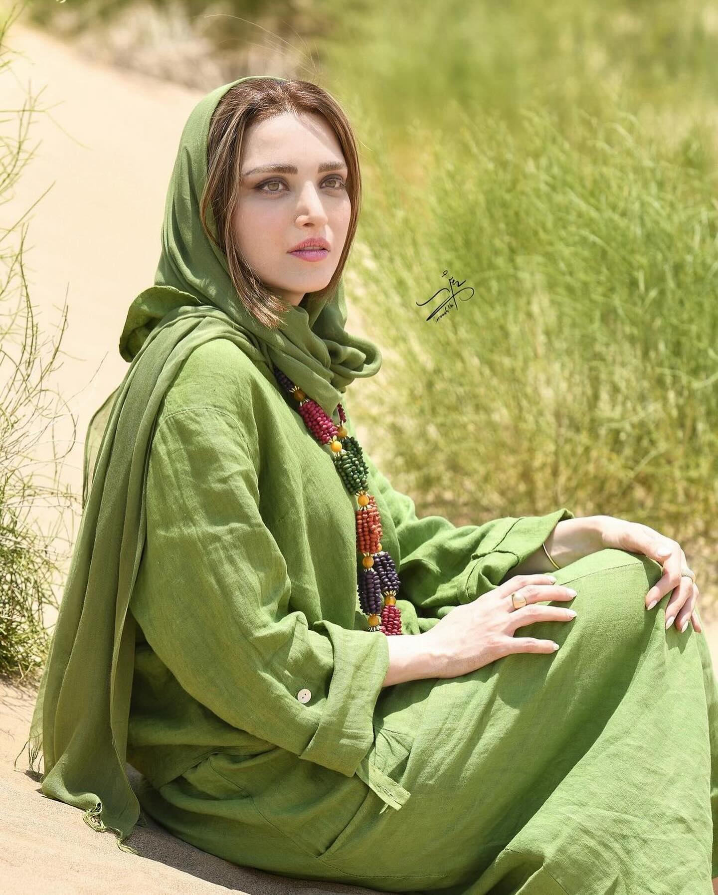 ژستهای خاص بهنوش خانم در کویر تماشایی شد