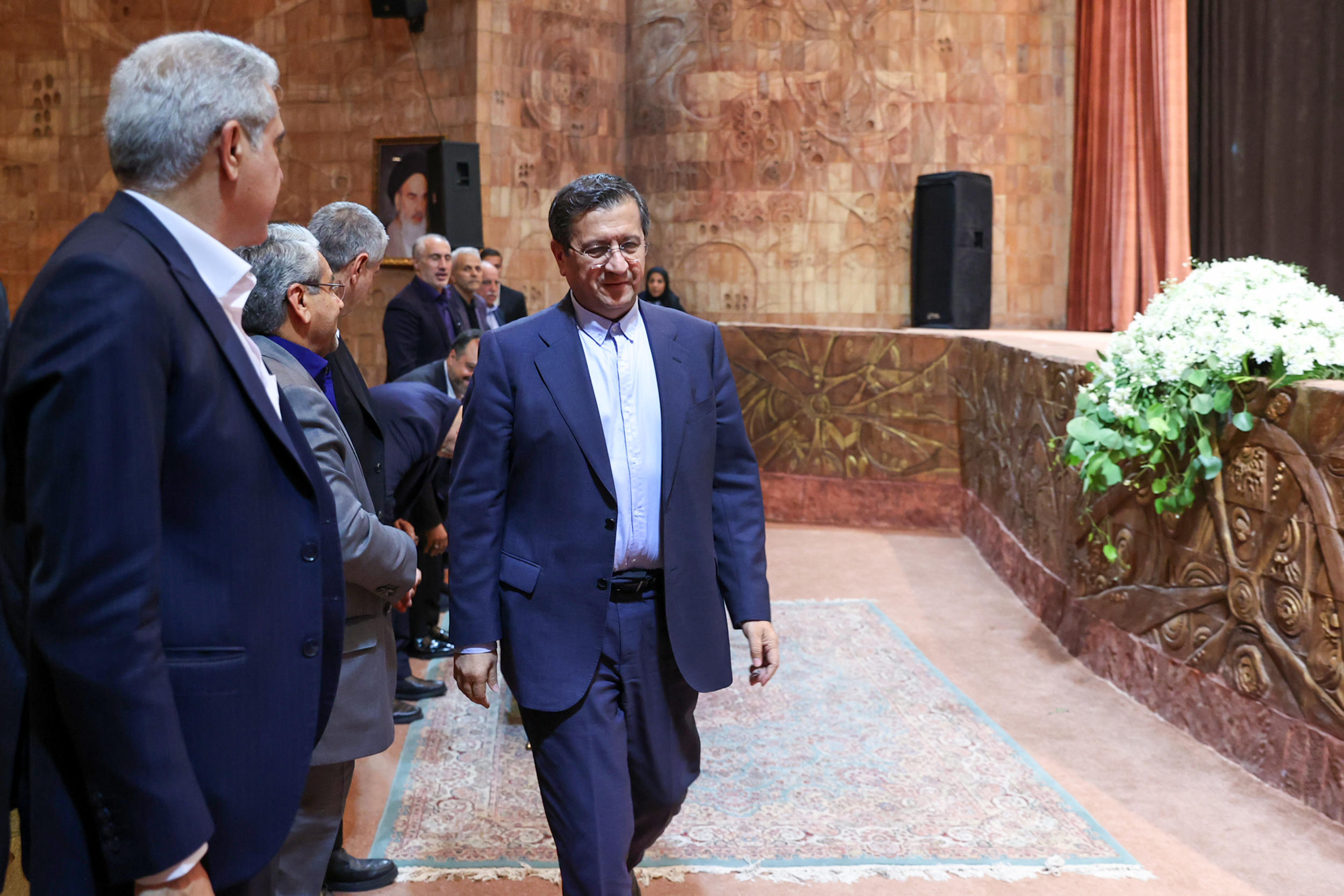 دستور بحث برانگیز وزیر اقتصاد درباره یک وام مهم دستور بحث برانگیز وزیر اقتصاد درباره یک وام مهم