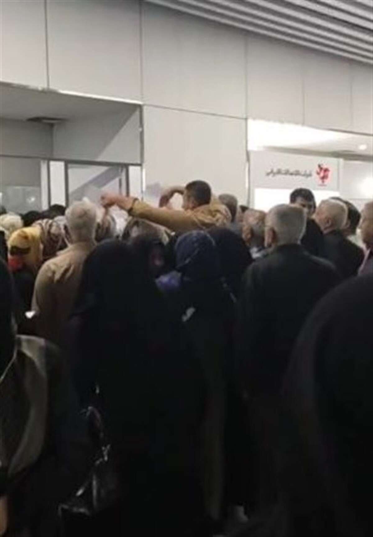 اختلال در پرداخت ارز مسافرتی / مسافران و زائران بلاتکلیف ماندند اختلال در پرداخت ارز مسافرتی / مسافران و زائران بلاتکلیف ماندند