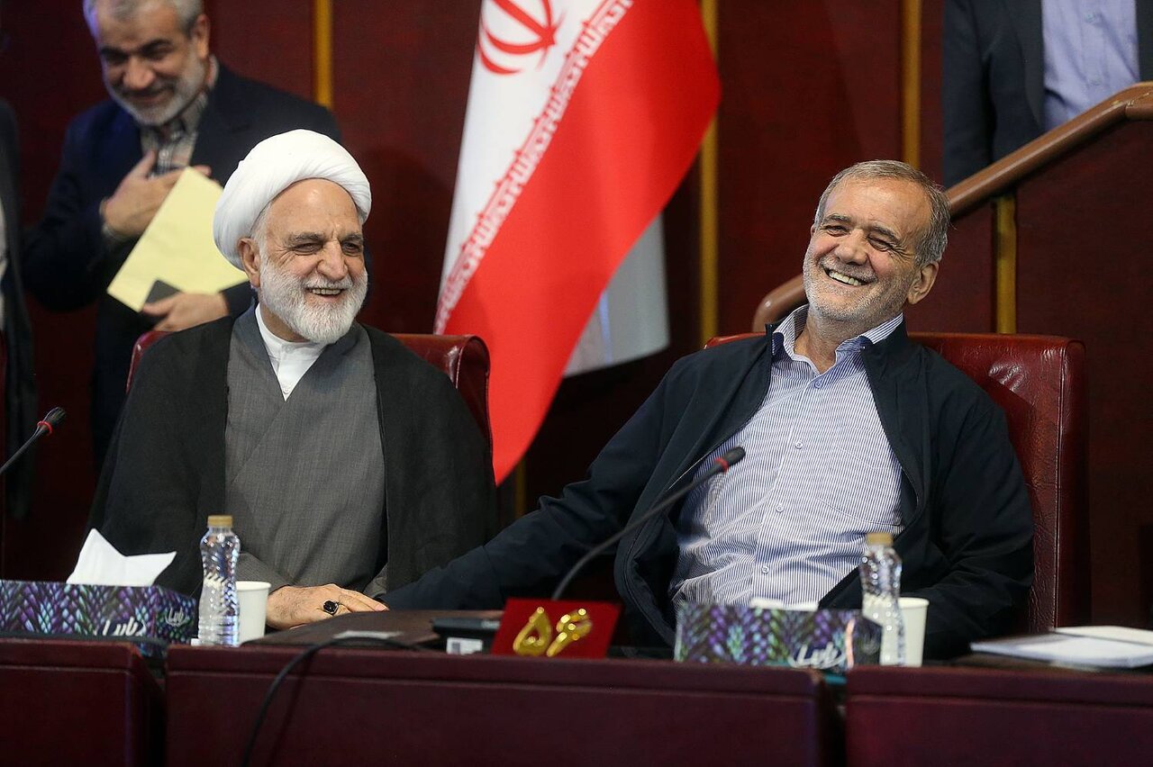 تصاویر پُربازدید از پزشکیان و احمدینژاد در یک جلسه