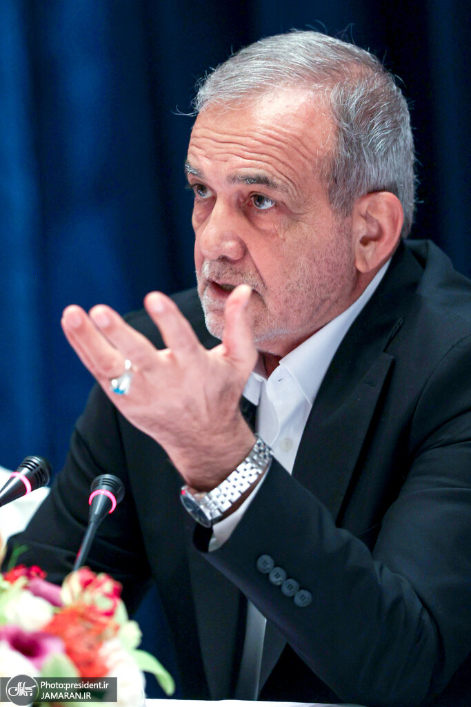 تصاویری از ژستهای پزشکیان در جمع رسانههای آمریکایی