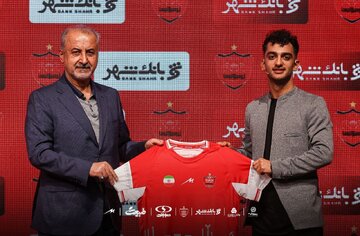 عکس| لحظه امضای قرارداد بازیکن جدید پرسپولیس