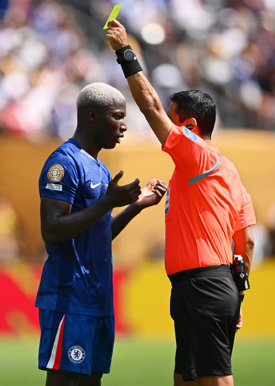 علیرضا فغانی داور ایرانی در حال دادن کارت زرد به مویسس کایسدو هافبک تیم چلسی انگلیسی - جام جهانی باشگاه ها
