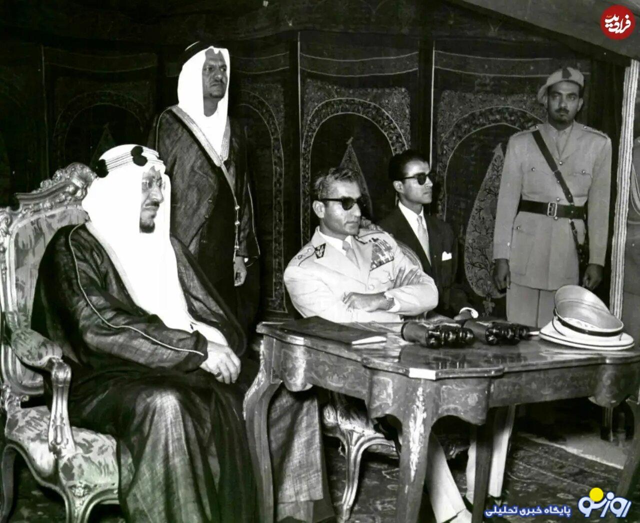 محمدرضا پهلوی در چادر پادشاه عربستان