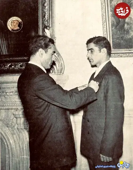 تصویری محمدرضا پهلوی در حال اعطای نشان افتخار به امامعلی حبیبی تصویری محمدرضا پهلوی در حال اعطای نشان افتخار به امامعلی حبیبی