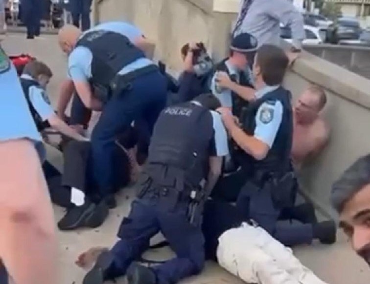 روایت گاردین به نقل از شاهدان عینی درباره تیراندازی در جریان یک جشن یهودی در استرالیا؛ هرج‌ومرج تام و تمام بود / همه‌چیز غیرواقعی و باورنکردنی به نظر می‌رسید