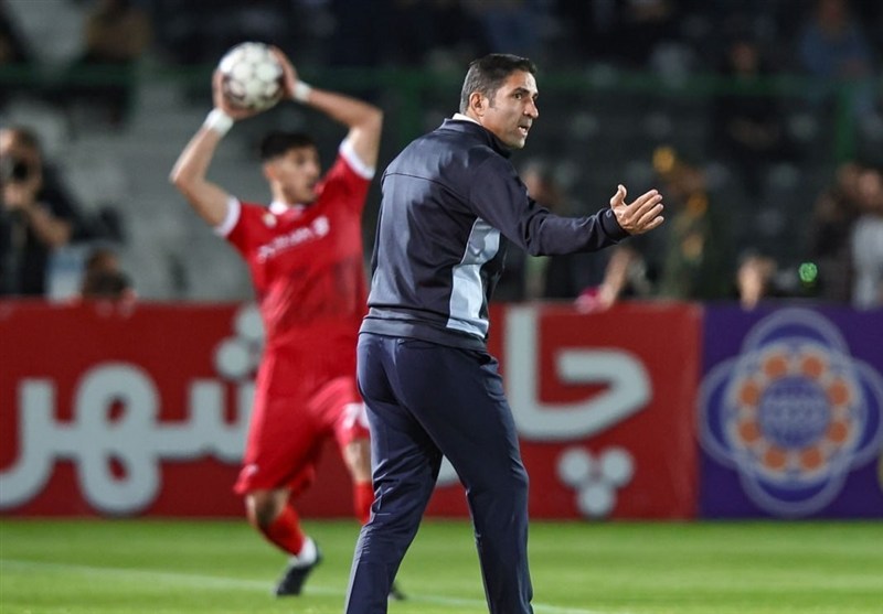 کتاب‌خوانی وحید هاشمیان در یکی از کافه‌های شلوغ تهران / عکس